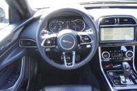 Jaguar XE 2.0 R-Dynamic Black